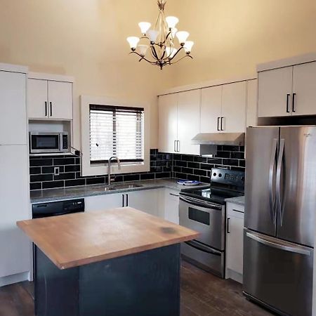 شقة Calgary-Banff House Close Lrt&Dt&Free Parking المظهر الخارجي الصورة
